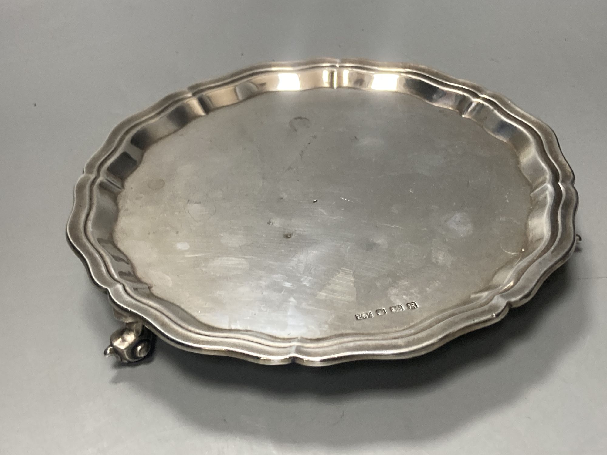 A late 1950s silver salver, Viners Ltd, Sheffield, 1959, 19.8cm, 10.5oz.